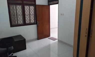 Dikontrakan Rumah 2 Lantai 3 Kamar Tidur di Resinda Karawang