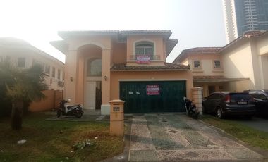 Di sewakan rumah di cluster taman baverly golf lippo karawaci