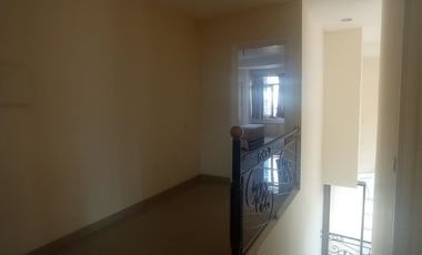 Di sewakan rumah di cluster taman baverly golf lippo karawaci