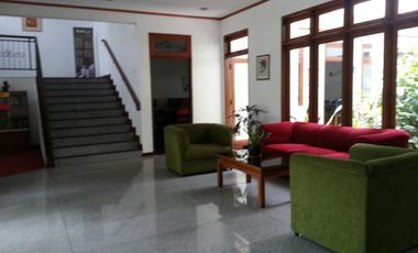 0412-Disewakan Rumah 2 Lantai Ex kantor DPD Demokrat di Raya Jemursari