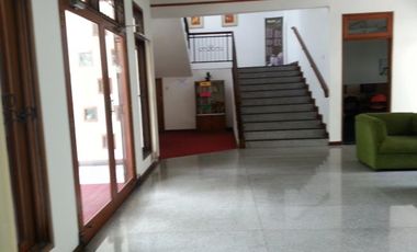 0412-Disewakan Rumah 2 Lantai Ex kantor DPD Demokrat di Raya Jemursari