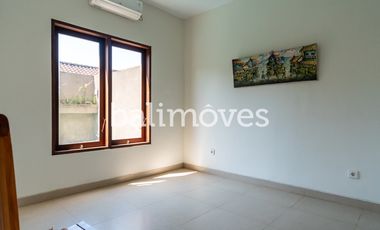 Dijual Tiga Kamar Tidur Villa Semi Furnished Di Kertalangu