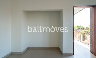 Dijual Tiga Kamar Tidur Villa Semi Furnished Di Kertalangu