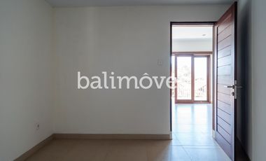 Dijual Tiga Kamar Tidur Villa Semi Furnished Di Kertalangu