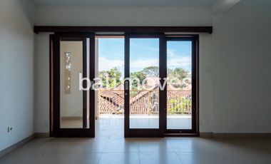 Dijual Tiga Kamar Tidur Villa Semi Furnished Di Kertalangu