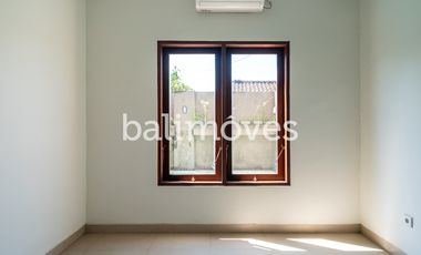 Dijual Tiga Kamar Tidur Villa Semi Furnished Di Kertalangu