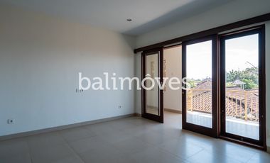 Dijual Tiga Kamar Tidur Villa Semi Furnished Di Kertalangu