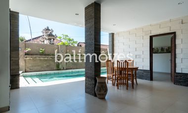 Dijual Tiga Kamar Tidur Villa Semi Furnished Di Kertalangu