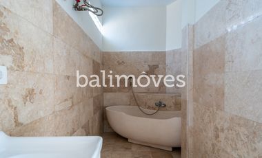 Dijual Tiga Kamar Tidur Villa Semi Furnished Di Kertalangu