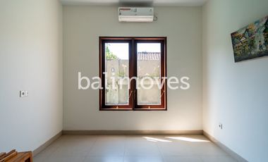 Dijual Tiga Kamar Tidur Villa Semi Furnished Di Kertalangu