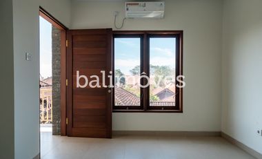 Dijual Tiga Kamar Tidur Villa Semi Furnished Di Kertalangu