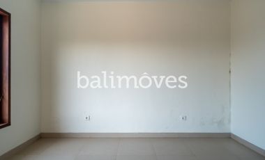 Dijual Tiga Kamar Tidur Villa Semi Furnished Di Kertalangu