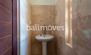 Dijual Tiga Kamar Tidur Villa Semi Furnished Di Kertalangu