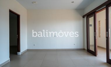 Dijual Tiga Kamar Tidur Villa Semi Furnished Di Kertalangu