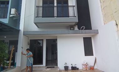 RUMAH 2 LANTAI SIAP HUNI PINGGIR JALAN CILEDUG RAYA