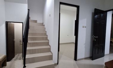 RUMAH 2 LANTAI SIAP HUNI PINGGIR JALAN CILEDUG RAYA