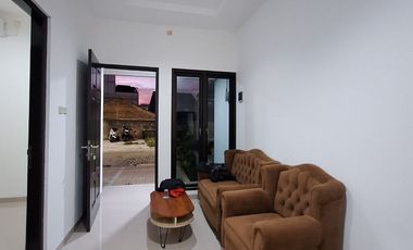 RUMAH 2 LANTAI SIAP HUNI PINGGIR JALAN CILEDUG RAYA