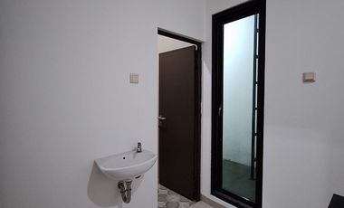 RUMAH 2 LANTAI SIAP HUNI PINGGIR JALAN CILEDUG RAYA