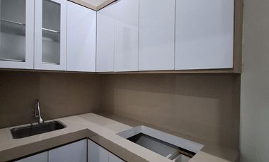 RUMAH 2 LANTAI SIAP HUNI PINGGIR JALAN CILEDUG RAYA