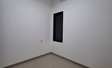 RUMAH 2 LANTAI SIAP HUNI PINGGIR JALAN CILEDUG RAYA