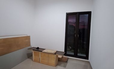 RUMAH 2 LANTAI SIAP HUNI PINGGIR JALAN CILEDUG RAYA