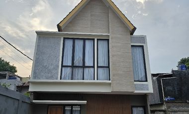 RUMAH MEWAH 2 LANTAI ROW JALAN BESAR TANAH LUAS BEBAS BANJIR