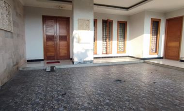 Rumah second luas di padma penatih