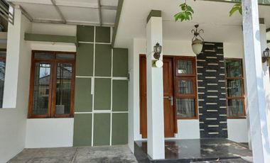 rumah cantik 1.5lantai tepi mangesti raya Gentan solo