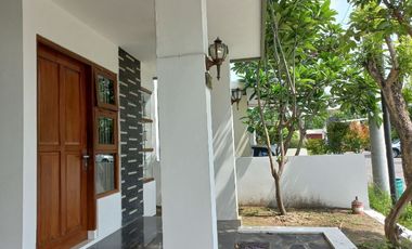 rumah cantik 1.5lantai tepi mangesti raya Gentan solo