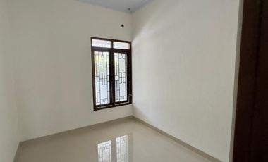 rumah cantik 1.5lantai tepi mangesti raya Gentan solo