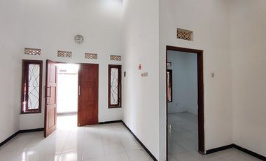 rumah cantik bersih siap huni dekat luwea gentan