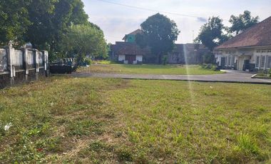 Tanah bonus bangunan dibarat Keraton , cocok untuk rumah sakit/sekolah