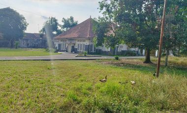 Tanah bonus bangunan dibarat Keraton , cocok untuk rumah sakit/sekolah