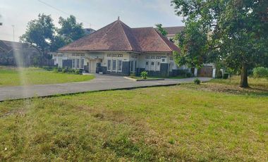 Tanah bonus bangunan dibarat Keraton , cocok untuk rumah sakit/sekolah