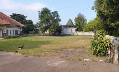 Tanah bonus bangunan dibarat Keraton , cocok untuk rumah sakit/sekolah