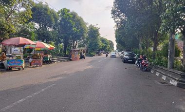 Tanah bonus bangunan dibarat Keraton , cocok untuk rumah sakit/sekolah