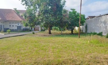 Tanah bonus bangunan dibarat Keraton , cocok untuk rumah sakit/sekolah