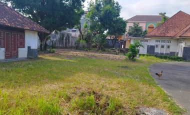 Tanah bonus bangunan dibarat Keraton , cocok untuk rumah sakit/sekolah
