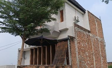 Rumah finishing 2 lantai di 1,8 km  selatan Rs Dr Oen Solo Baru