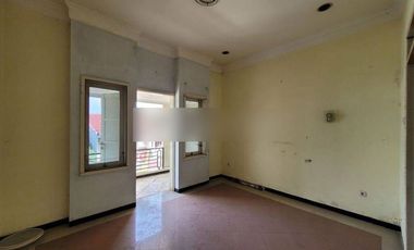 Rumah Murah di Bukit Sari Banyumanik, 2 Lantai SHM Butuh Renovasi