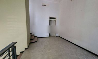 Rumah Murah di Bukit Sari Banyumanik, 2 Lantai SHM Butuh Renovasi