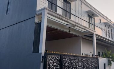 Rumah mewah pasilitas pull Lokasi strategies askes toll Pondok kelapa