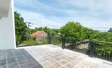 Rumah Bagus Berbalcon LT122m² Luas Murah