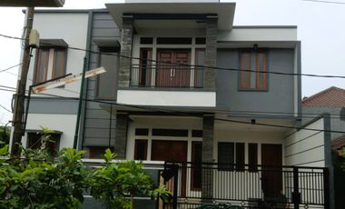 Dijual Rumah Hoek 8 Kamar di Delta Pekayon – Bangunan Kokoh, Strategis & Ideal untuk Usaha/Kos/Kantor