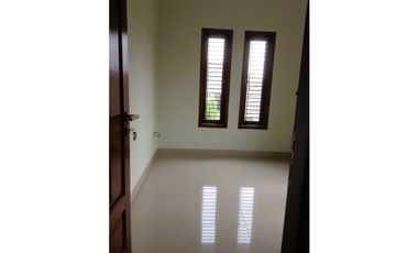 Dijual Rumah Hoek 8 Kamar di Delta Pekayon – Bangunan Kokoh, Strategis & Ideal untuk Usaha/Kos/Kantor
