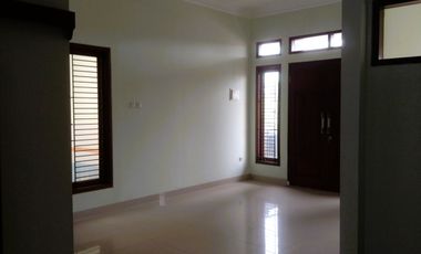 Dijual Rumah Hoek 8 Kamar di Delta Pekayon – Bangunan Kokoh, Strategis & Ideal untuk Usaha/Kos/Kantor