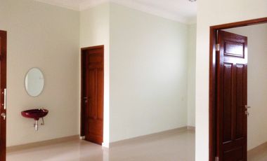 Dijual Rumah Hoek 8 Kamar di Delta Pekayon – Bangunan Kokoh, Strategis & Ideal untuk Usaha/Kos/Kantor