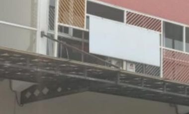 rumah dekat bandara Surakarta .