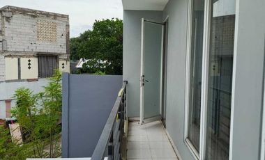 Sewa Rumah Besar 5 Kamar Tidur Palem Semi Karawaci Tangerang