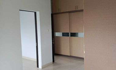 Sewa Rumah Besar 5 Kamar Tidur Palem Semi Karawaci Tangerang